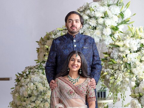 अनंत अंबानी और राधिका मर्चेंट का रोका समारोह राजस्थान के श्रीनाथजी मंदिर में हुआ (Photo-News18)