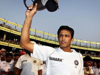  इसके बाद दूसरे स्थान पर टीम इंडिया के पूर्व महान स्पिनर अनिल कुंबले (Anil Kumble) का नाम आता है. कुंबले ने 93वें टेस्ट में 450 विकेट के कीर्तिमान को छुआ था. (AFP)