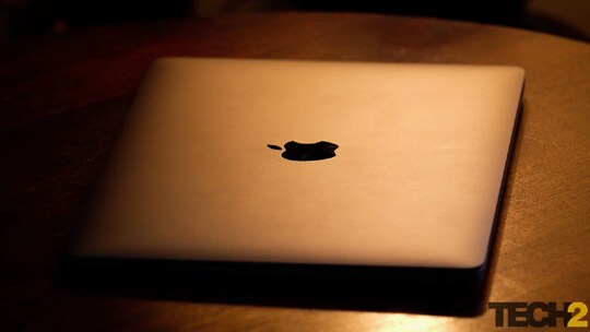 Apple MacBook पर डिस्काउंट मिल रहा है.