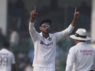  जडेजा की वापसी के बाद कुलदीप की सीधी टक्कर अक्षर पटेल से होगी. भारत के लिए अक्षर भी एक बेहतर विकल्प होंगे. पिछले दिनों इस खिलाड़ी ने बल्ले और गेंद दोनों से अपनी क्षमता का प्रदर्शन किया. (AP)