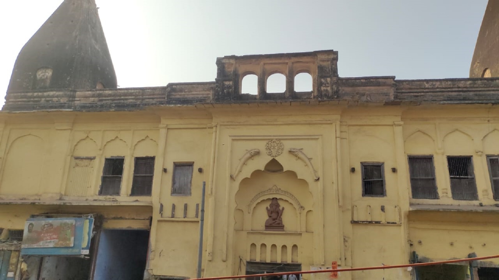  वशिष्ठ मंदिर के महंत गिरीश त्रिपाठी बताते हैं कि अयोध्या में बहुत ही पुराने मठ और मंदिर हैं जो ब्रिटिश शासन से भी पहले की है, अब उन मंदिरों के चिन्ह को दोबारा उस स्वरूप में नहीं देखा जा सकता है.