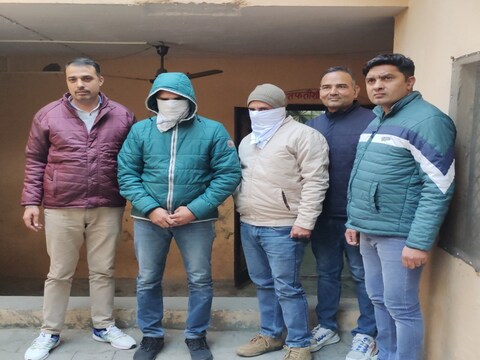 हरियाणा के पानीपत जिले में स्टेट विजिलेंस टीम की जिला इकाई ने बिजली निगम के एसडीओ और जेई को रिश्वत लेते हुए रंगे हाथों गिरफ्तार किया.