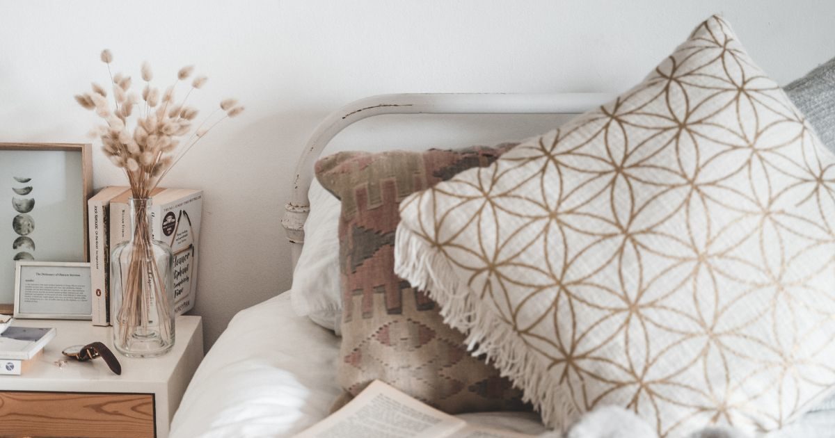 किस दिशा में मुंह करके सोना चाहिए? जानें बेडरूम के लिए बेस्ट वास्तु