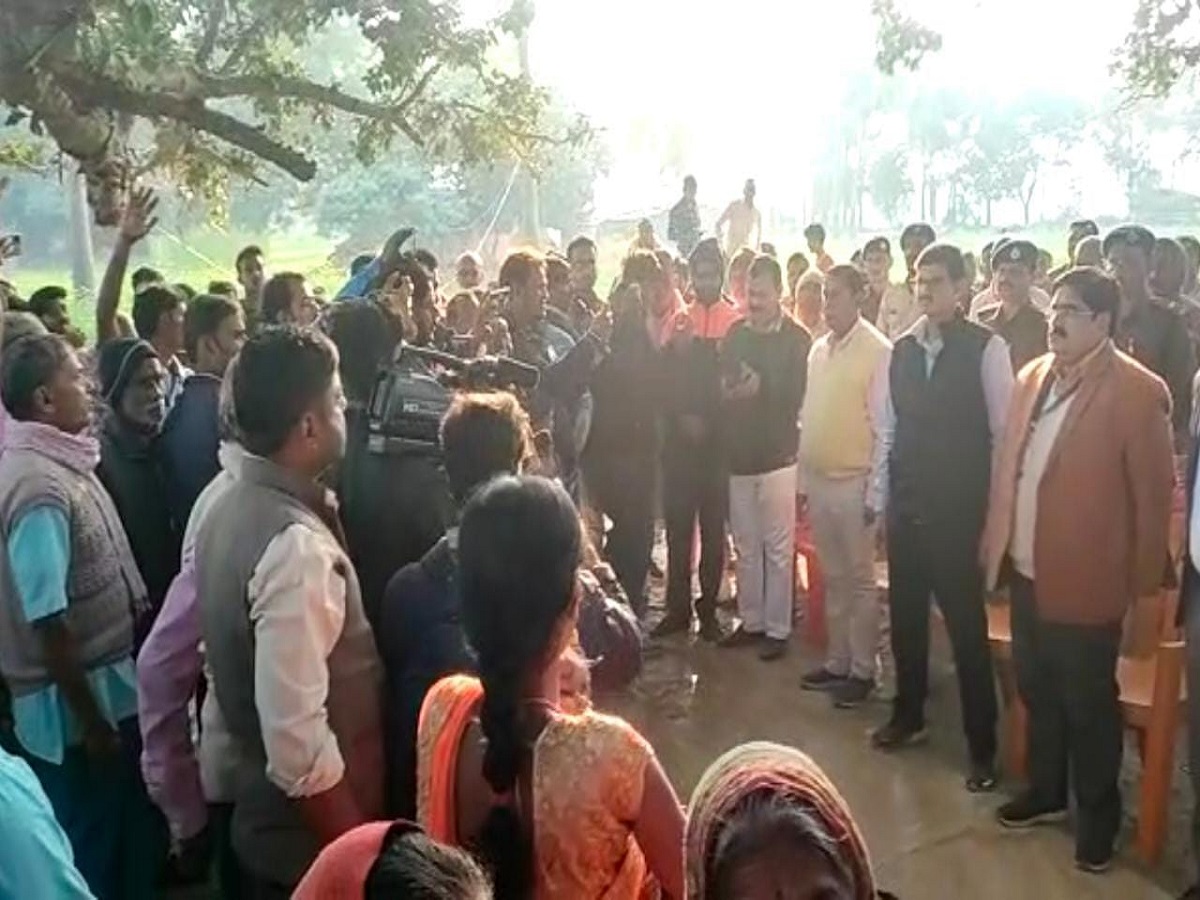 प्रशासनिक अधिकारियों ने बहरौली गांव के लोगों को शपथ दिलाई है कि यहां के लोग शराब का सेवन नहीं करेंगे. 