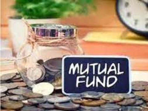 मार्केट एक्सपर्ट्स ने कहा, बाजार में गिरावट के बाद म्यूचुअल फंड के जरिए निवेश का यह अच्छा मौका है.