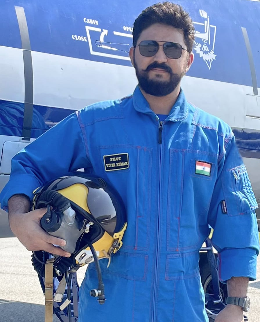  विवेक ने L-39 अल्बाट्रॉस लड़ाकू विमान को उड़ाते हुए 1.5 मीटर के रिकॉर्ड कम ऊंचाई पर 'हाई-स्पीड लो-पास' का प्रदर्शन कर यह नया कीर्तिमान स्थापित किया है. ऐसा करके वह विदेशी भूमि पर लड़ाकू विमान उड़ाने वाले और इस उपलब्धि को हासिल करने वाले पहले सिविल भारतीय एवं शास्त्र प्रशिक्षक बन गए हैं. (News18 hindi)