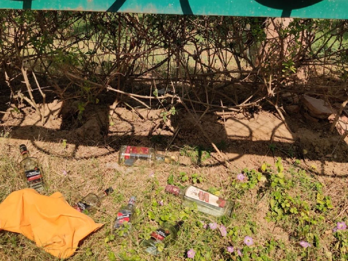 बोध गया महाबोधि मंदिर परिसर में शराब की खाली बोतलें मिलीं (News18 Hindi)