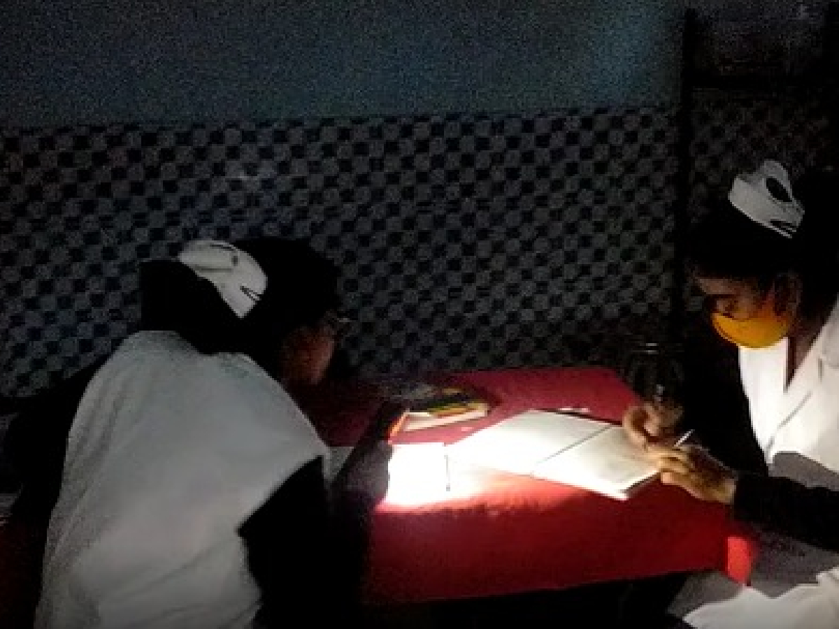 मुजफ्फरपर सदर अस्पताल के इमरजेंसी वार्ड में कई बार मोबाइल की रोशनी में काम किया जाता है. (News18 Hindi)