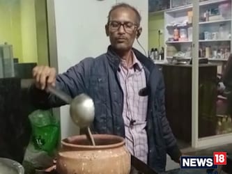  अपने व्यवसाय को बढ़ाने के लिए लोग अजीबगरीब नाम रखते हैं. इसी प्रकार झारखंड के हजारीबाग में बेवकूफ होटलों की सीरीज है. इसी नाम से कई होटल आपको दिख जाएंगे. वहीं पटना के बाढ़ अनुमंडल के रंजीत कुमार भी अपने इस रेस्टोरेंट के इस अलग हटकर रखे गए नाम को लेकर चर्चा में हैं.  (News18 Hindi)