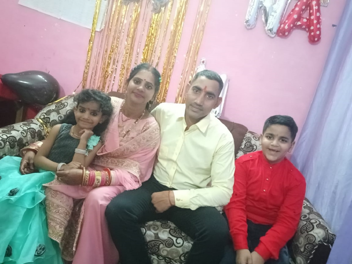 देहरादून में अपने बच्चों के साथ रह रही शहीद की पत्नी अपने बच्चों के साथ फ्लाइट से गांव पहुंच रही हैं. 