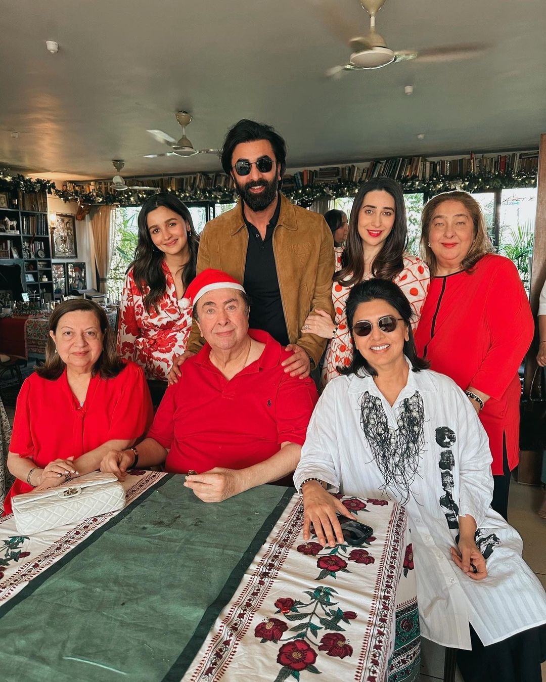  आलिया भट्ट ने जो तस्वीरें शेयर कीं, उसमें करिश्मा कपूर, नीतू कपूर, रणधीर कपूर और बबीता कपूर शामिल हैं. पूरी कपूर फैमिली ने साथ में लंच किया. (फोटो साभारः Instagram @aliaabhatt)
