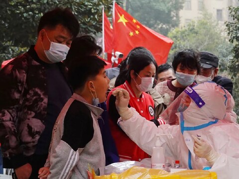 कोविड-19 में सांस संबंधी समस्या से हुईं मौतों को ही आधिकारिक आंकड़ों में दर्ज किया जाएगा: चीन (AP)