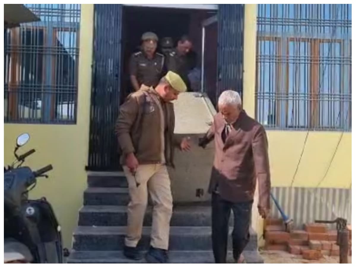 lakhimpur khiri crime news, uttar pradesh crime news, uttar pradesh news hindi, crime news hindi, doctor killed doctor wife, doctor abhishek dixit killed doctor vandana shukla, husband killed wife, crime against women, wife killed, doctor murdered doctor wife, UP police Arrested father son duo in murder case, UP Murder Case, डॉक्‍टर पति ने डॉक्‍टर पत्‍नी की हत्‍या की, क्राइम न्‍यूज, अपराध की खबरें, डॉ. अभिषेक ने डॉ. वंदना की हत्‍या की, यूपी पुलिस ने अपराधी को किया गिरफ्तार, डीएम के ओएसडी हैं डॉ. वंदना के पिता