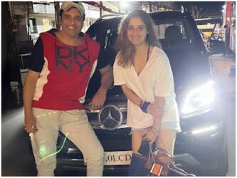  कॉमेडियन कृष्णा अभिषेक ( Krushna Abhishek) ने इस साल जनवरी में नई मर्सिडीज-बेंज जीएलई खरीदी थी. 'कारदेखो.कॉम' के अनुसार, इस एसयूवी की कीमत 85.80 लाख रुपये से शुरू होती है और 1.25 करोड़ रुपये तक जाती है.