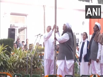  इस दौरान खड़गे ने कहा कि आज भारत ने प्रगति की है क्योंकि कांग्रेस ने दलितों, गरीबों की बेड़ियों को तोड़ने का साहस किया. उन्होंने कहा कि लोकतंत्र को मजबूत रखने के लिए पंडित जवाहरलाल नेहरू ने अपने मंत्रिमंडल में 5 गैर-कांग्रेसी मंत्रियों को नियुक्त किया. यह सबको साथ लेकर चलने के सिद्धांत को दर्शाता है. (Image: ANI)