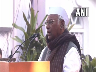  खड़गे ने लोगों से इस यात्रा में शामिल होने की अपील करते हुए कहा कि कांग्रेस को समावेशी बनाने के लिए पार्टी को युवाओं, महिलाओं, बुद्धिजीवियों को शामिल करना होगा और इसकी शुरुआत राहुल गांधी की 'भारत जोड़ो यात्रा' से हो चुकी है. उन्होंने कहा कि इस यात्रा ने उनके प्रतिद्वंद्वियों को बेचैन कर दिया है. (Image: ANI)