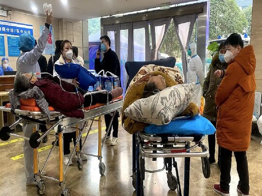 कोरोना की नई लहर ने चीन में हालात इतने खराब कर दिए हैं कि केस लोड के कारण वहां के हेल्थ सिस्टम की कमर टूट गई है. (AFP Photo)