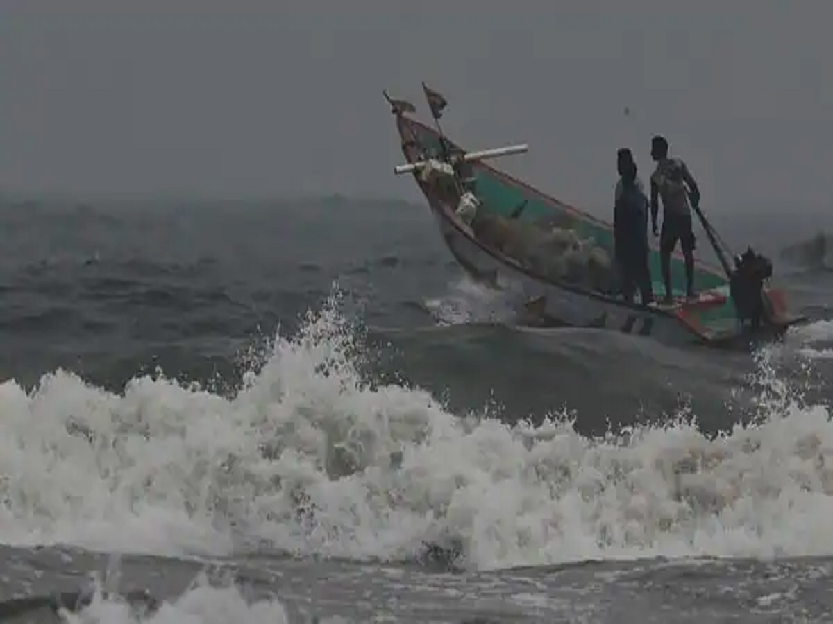 उत्तरी तमिलनाडु-दक्षिण आंध्र प्रदेश के तटों पर चक्रवात मैंडूस के आने की भविष्यवाणी से पहले चेन्नई के पट्टिनपक्कम समुद्र तट पर लहरों के बीच अपनी नाव चलाते मछुआरे। (AFP)