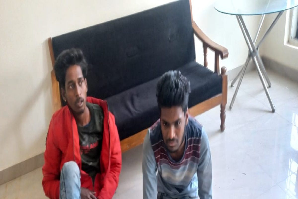 बुजर्ग की आंख में मिर्च झोंककर लाखों रुपए लूट ले गए बदमाश, 2 लुटेरे गिरफ्तार