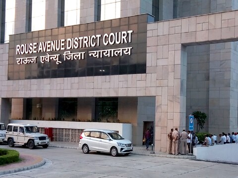 दिल्ली नगर निगम चुनाव में कैश के बदले टिकट देने के मामले में आरोपी प्रिंस रघुवंशी को राउज एवेन्यू कोर्ट से जमानत मिल गई है. (File Photo)