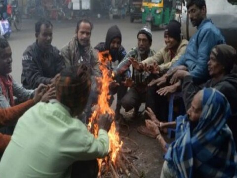 आईएमडी के पूर्वानुमान के मुताबिक दिल्ली में अगले 24 घंटे 4 डिग्री सेल्सियस तक न्यूनतम तापमान रहने का अनुमान है. (ANI Photo)