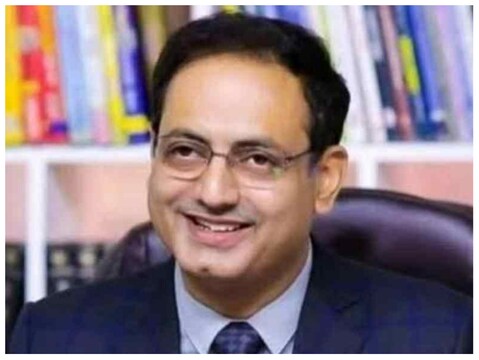 दृष्टि आईएस के डायरेक्‍टर डॉ. विकास दिव्‍यकीर्ति की शुरुआती पढ़ाई सरस्‍वती शिशु मंदिर से हुई है. (फोटो साभार : यूट्यूब)