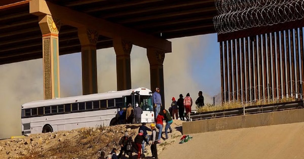 America: Hundreds of migrants crossed the river overnight in El Paso city of Texas, watch video