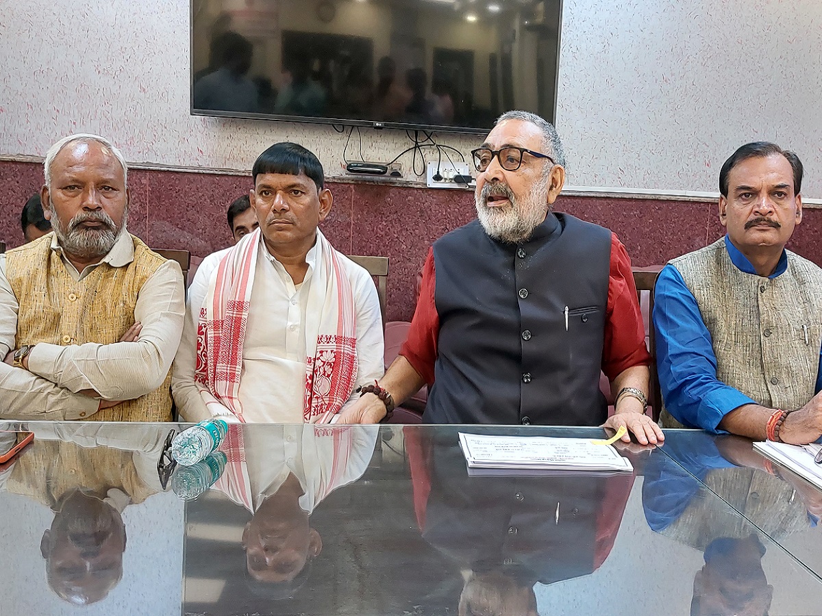 बेगूसराय में मीडिया से बात करते हुए गिरिराज सिंह. 