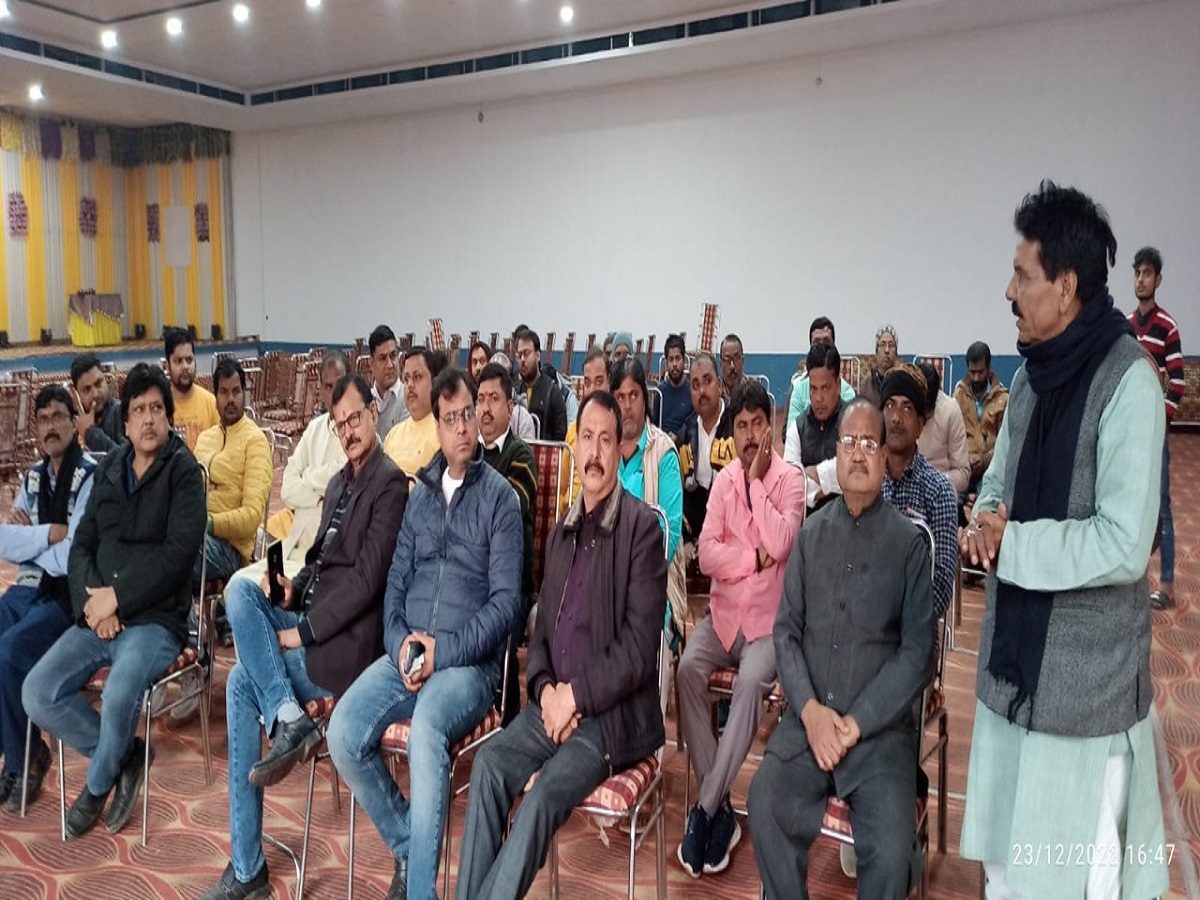 गोपालगंज में पुलिस से रात की गश्ती बढ़ाने की मांग करते शहरवासी