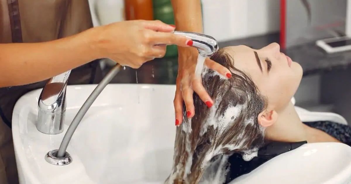 सर्दियों में कहीं आप भी तो गर्म पानी से बालों को नहीं धुलते, जान लें