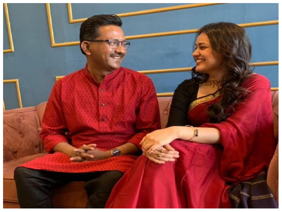  IAS Tina Dabi Husband: आईएएस टीना डाबी अपनी पर्सनल लाइफ को लेकर भी सुर्खियों में बनी रहती हैं (Tina Dabi News). अपने बैचमेट आईएएस अतहर आमिर खान (IAS Athar Aamir Khan) से तलाक के बाद उन्होंने अप्रैल 2022 में आईएएस प्रदीप गवांडे (Pradeep Gawande IAS) से शादी की थी. इस शादी ने सोशल मीडिया पर बज़ क्रिएट कर दिया था. उस समय टीना डाबी ने इंस्टाग्राम से दूरी भी बना ली थी (Tina Dabi Instagram).