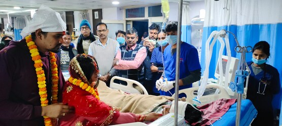  दुखद बात यह रही कि शादी के महज दो घंटे बाद ही लड़की की मां का निधन हो गया. लड़की की मां के निधन के बाद सभी की आंखें नम हो गईं. शादी होने के महज दो घंटे बाद ही अपनी मां को खोनेवाली चांदनी कुमारी ने बताया कि उनकी मां पूनम कुमारी वर्मा मगध मेडिकल कॉलेज एवं अस्पताल में एएनएम के पद पर कार्यरत थीं और कोरोना काल से ही लगातार बीमार चल रही थी.