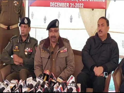 जम्‍मू-कश्मीर के डीजीपी दिलबाग सिंह ने बताया कि इस साल यानी 2022 में घाटी में 93 सफल ऑपरेशन हुए, जिसमें 42 विदेशी आतंकवादियों सहित कुल 172 आतंकवादी मारे गए. 