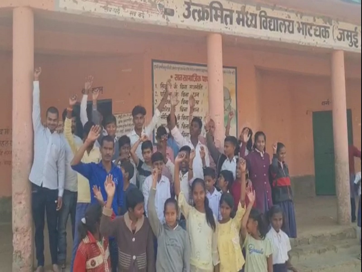 छात्र-छात्राओं ने खेलकूद प्रतियोगिता के दौरान छेड़खानी और मारपीट का आरोप लगाते हुए प्रदर्शन किया. 