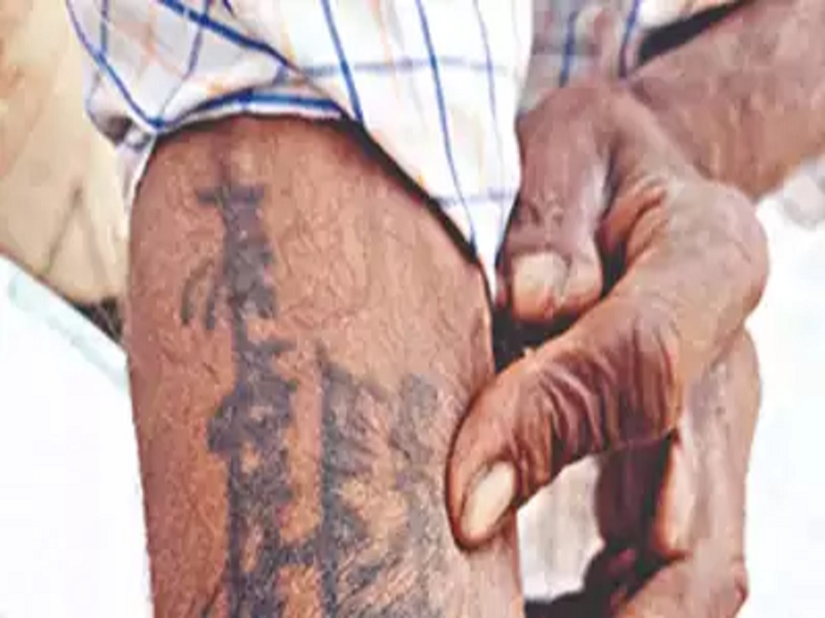 गांव के मेले में खोया हुआ एक मूक-बधिर युवक हाथ पर बने टैटू की बदौलत 26 साल बाद अपने परिवार से मिला. (Facebook Photo)