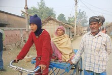 Bihar Municipal Election: लोकतंत्र की खूबसूरत तस्वीर, बुजुर्ग दादी को ठेले पर बिठाकर मतदान कराने पहुंचा 10 साल का अरबाज़