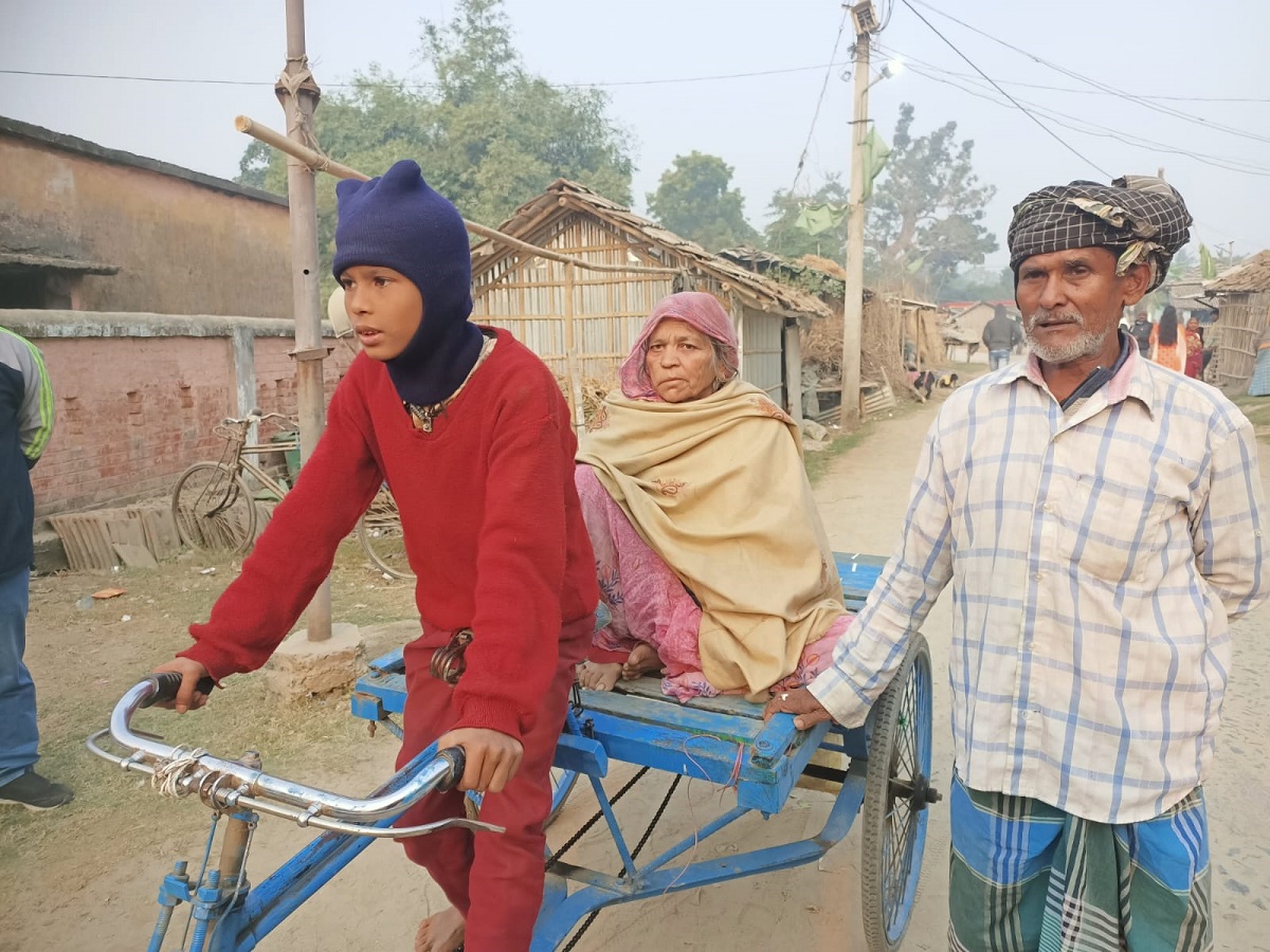 विकास की उम्मीद में नुरसी खातून को उनका 10 साल का पोता अरबाज़ ठेला गाड़ी से मतदान कराने पहुंचा.