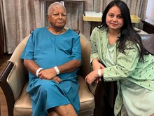 किडनी ट्रांसप्लांट के बाद लालू को अस्पताल से मिली छुट्टी, जानें कब आएंगे भारत