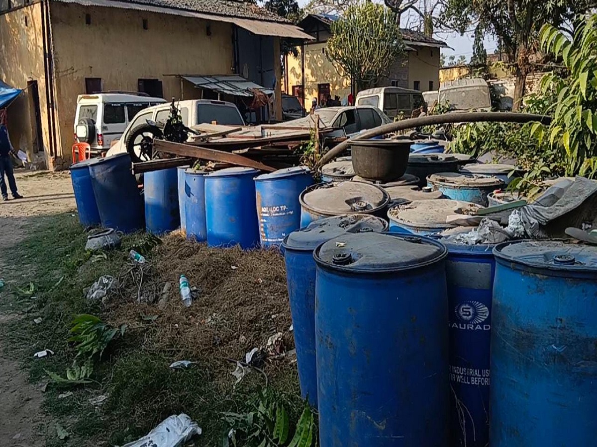 शराब माफिया फोन कर बताते हैं कि शराब की बड़ी खेप आ गई है. 