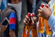 शिक्षा के मंदिर में शराबखोरी! स्कूल शाम होते ही बन जाता है शराबियों का अड्डा