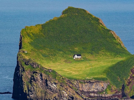 Loneliest House in the World: इंसानों से दूर वीरान आइलैंड पर बना है ये घर;  जानिए किसने बनवाया और क्यों! - loneliest house in the world cottage made on  isolated island in
