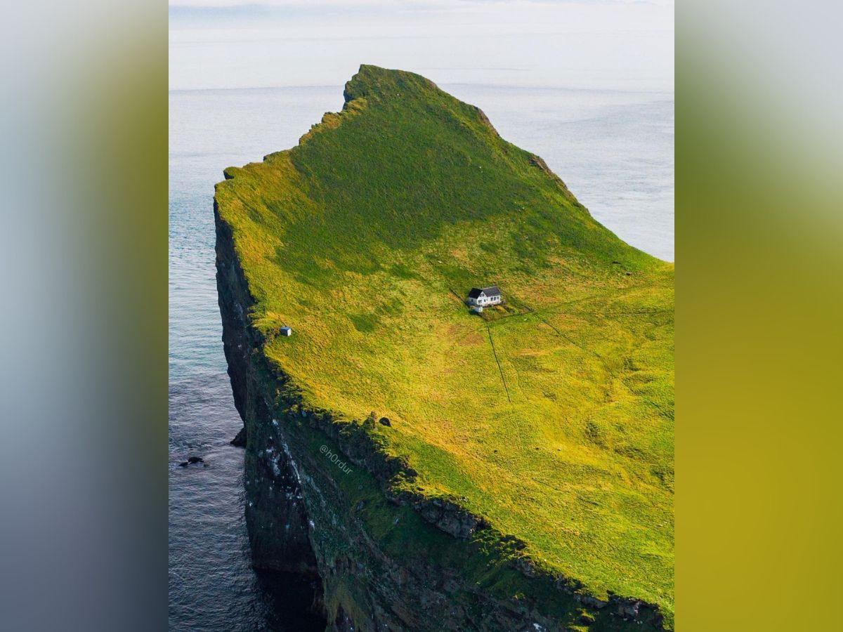  ये घर एलिडे (Elliðaey island, Iceland) नाम के एक आइलैंड पर है जो आइसलैंड के दक्षिण में स्थित है. आइलैंड 110 एकड़ का है और वेस्टमैनिजार आर्किपिलागो के अंतर्गत तीसरा सबसे बड़ा आइलैंड है. आइलैंड पर ज्यादा वाइल्डलाइफ नहीं है. सिर्फ ज्यादा संख्या में पफिन्स चिड़िया रहती हैं. (फोटो: Instagram/h0rdur)