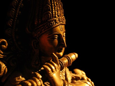 भगवान कृष्ण के मंत्रों में बहुत शक्ति है, जिसके जाप से हर समस्या दूर किया जा सकते हैं.