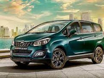  महिंद्रा मराजो (Mahindra Marazzo) : Marazzo MPV पर कुल 67,200 रुपये तक का डिस्काउंट मिल रहा है. तीन ट्रिम्स में उपलब्ध यह गाड़ी केवल एक डीजल इंजन के साथ आती है. इसकी कीमत 13.39 लाख रुपये से शुरू होती है.