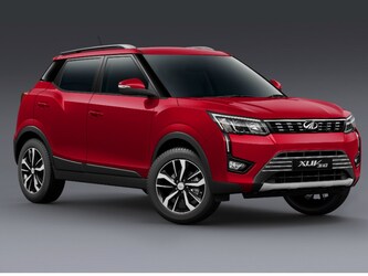  महिंद्रा एक्सयूवी 300 (Mahindra XUV300) : महिंद्रा कॉम्पैक्ट SUV XUV300 के टॉप-स्पेक W8(O) वेरिएंट पर कुल 1 लाख रुपये की छूट दे रहा है. इस दौरान एंट्री-लेवल W4 वेरिएंट को 53,000 रुपये तक के कुल लाभ (Benefits) के साथ खरीदा जा सकता है. जबकि मिड-स्पेक W6 वैरिएंट को 80,000 वहीं W8 वेरिएंट को 90,000 रुपये की कुल छूट के साथ पेश किया जा रहा है. इसके अलावा 131hp वाले अधिक शक्तिशाली TurboSport के सभी वेरिएंट पर कुल 60,000 रुपये का लाभ मिल सकता है.