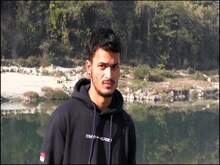 ठंड में सितमः पुलिस वाला बता कर दोस्तों संग आग सेक रहे युवक को पीटा, FIR