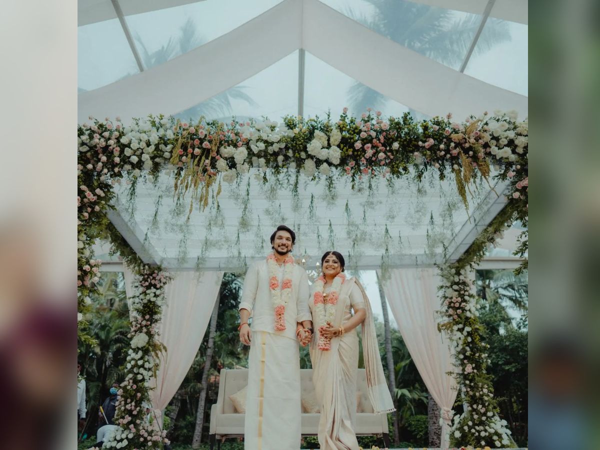  साल 2019 में आई फिल्म देवरत्तम (Devarattam) में उन्होंने गौतम कार्तिक के साथ काम किया. पहली फिल्म में स्क्रीन स्पेस साझा करने के बाद ही दोनों ने एक दूसरे को डेट करना शुरू किया और 3 साल बाद 28 नवंबर को ये जोड़ा शादी के बंधन में बंधा. (Photo Source- Instagram)