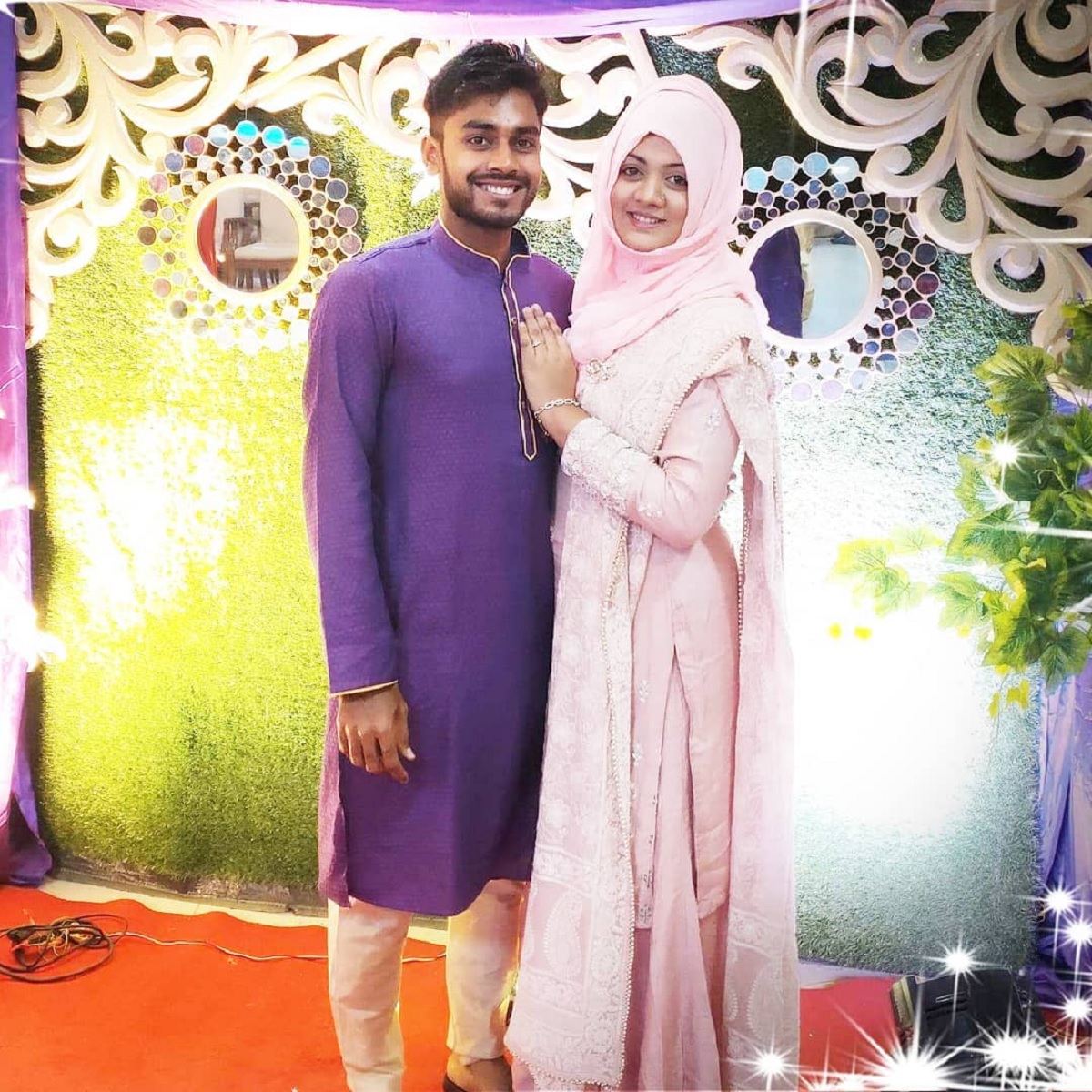  बांग्लादेश के ऑलराउंडर मेहदी हसन मिराज ने राबेया अख्तर प्रीति से शादी की. इस कपल ने 6 साल तक एक-दूसरे को डेट किया. कपल 2019 में शादी के बंधन में बंधा था. इस शादी की रस्म खुलना में दुल्हन के घर खलीशपुर में आयोजित की गई थीं. मिराज की पत्नी शादी के वक्त खुलना के बीएल कॉलेज में हायर सेकेंडरी स्कूल (एचएससी) की छात्रा थीं. उनके ससुर बेलाल हुसैन एक व्यापारी हैं. (Mehidy Hasan Miraz/Instagram)