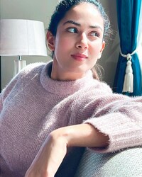  इसके बाद मीरा को जाने दे दिया गया. इसी कहानी को बताते हुए मीरा ने कहा कि जब आपको एयरपोर्ट पर घर का बना खाना ले जाने के लिए सिक्योरिटी द्वारा रोका जाता है. उन्होंने बताया कि यह गोभी शलजम का अचार है. यह देखकर लोगों को अंदाजा हो जाता है कि तुम पंजाबी हो. (फोटो साभारः Instagram @mira.kapoor)