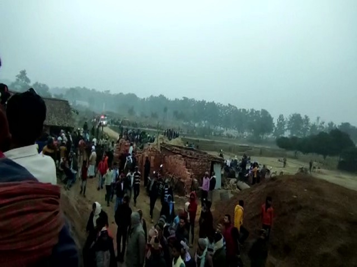 मोतिहारी चिमनी ब्लास्ट मामले में ठंड और कोहरे के कारण राहत कार्य में परेशानी हो रही है.